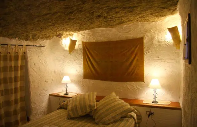 Dormitorio con cama de matrimonio Casa Cueva El Pajar de la Esperanza